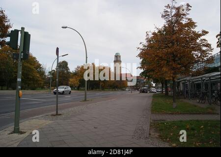 Der Straßenzug Seefelder Straße zwischen Galenstraße und Altstädter Ring am Rathaus Spandau soll Fußgängerzone werden. Stockfoto