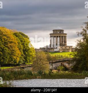 Das Mausoleum im Castle Howard, North Yorkshire, UK an einem schönen, goldenen Herbsttag Stockfoto