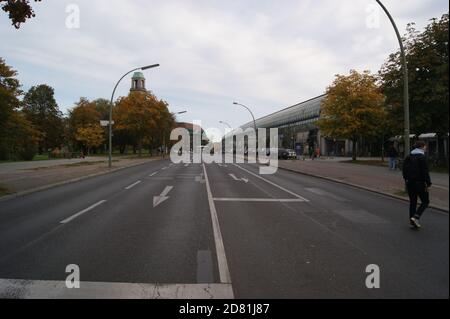 Der Straßenzug Seefelder Straße zwischen Galenstraße und Altstädter Ring am Rathaus Spandau soll Fußgängerzone werden. Stockfoto