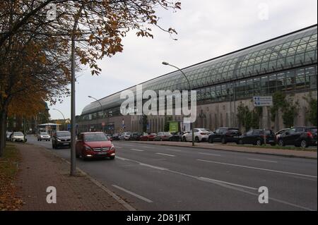 Der Straßenzug Seefelder Straße zwischen Galenstraße und Altstädter Ring am Rathaus Spandau soll Fußgängerzone werden. Stockfoto