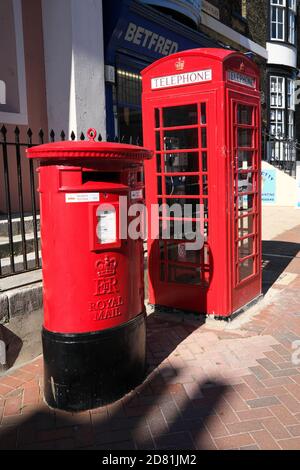 Rote Briefkasten Und Rote Telefondose In Weymouth Dorset England GB Stockfoto