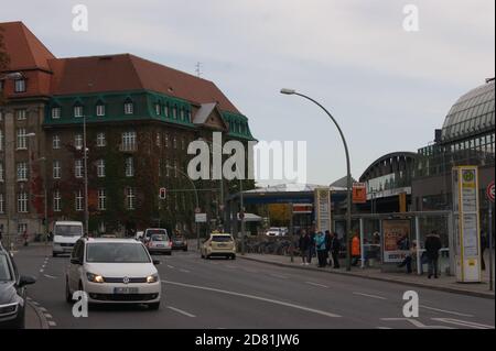 Der Straßenzug Seefelder Straße zwischen Galenstraße und Altstädter Ring am Rathaus Spandau soll Fußgängerzone werden. Stockfoto