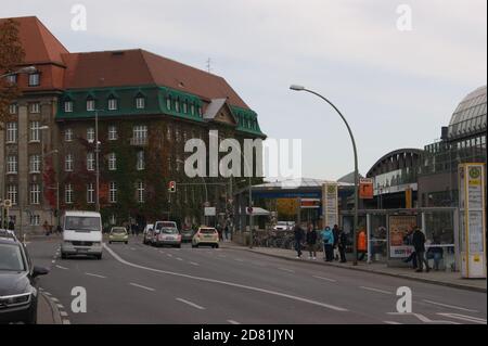 Der Straßenzug Seefelder Straße zwischen Galenstraße und Altstädter Ring am Rathaus Spandau soll Fußgängerzone werden. Stockfoto