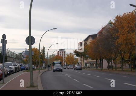 Der Straßenzug Seefelder Straße zwischen Galenstraße und Altstädter Ring am Rathaus Spandau soll Fußgängerzone werden. Stockfoto