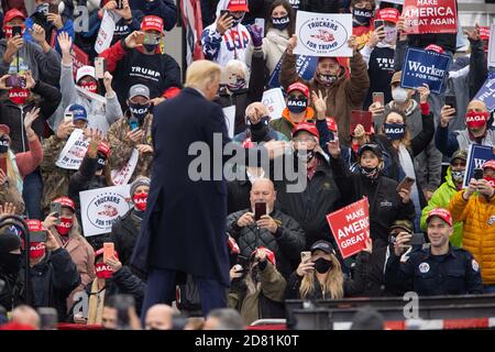 Allentown, Pennsylvania, USA. Oktober 2020. Unterstützer erreichen Präsident DONALD TRUMP am Montag, den 26. Oktober 2020 in Allentown, PA. Quelle: Dave Hernandez/ZUMA Wire/Alamy Live News Stockfoto