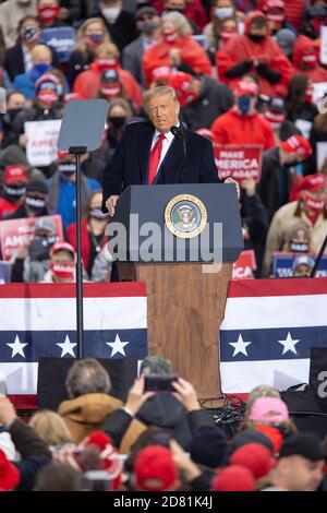 Allentown, Pennsylvania, USA. Oktober 2020. Präsident DONALD TRUMP spricht am Montag, den 26. Oktober 2020, in Allentown, PA, an Unterstützer. Quelle: Dave Hernandez/ZUMA Wire/Alamy Live News Stockfoto