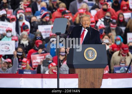 Allentown, Pennsylvania, USA. Oktober 2020. Präsident DONALD TRUMP spricht am Montag, den 26. Oktober 2020, in Allentown, PA, über den Laptop von Hunter Biden. Quelle: Dave Hernandez/ZUMA Wire/Alamy Live News Stockfoto