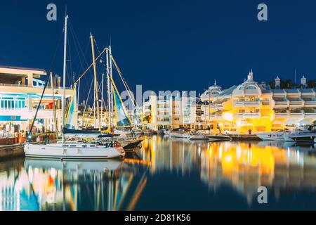 Benalmadena, Spanien. Nachtlandschaft Blick Auf Schwimmende Häuser, Schiff In Puerto Marina. Malaga Region, An Der Costa Del Sol. Es ist für EINE große Zahl Stockfoto