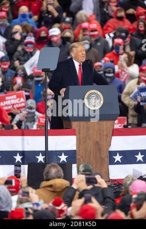 Allentown, Pennsylvania, USA. Oktober 2020. Präsident DONALD TRUMP fordert seine Anhänger auf, am Montag, den 26. Oktober 2020, in Allentown, PA, zu wählen. Quelle: Dave Hernandez/ZUMA Wire/Alamy Live News Stockfoto