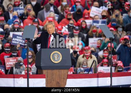 Allentown, Pennsylvania, USA. Oktober 2020. Präsident DONALD TRUMP ermutigt Anhänger in Allentown, PA, am Montag, 26. Oktober 2020. Quelle: Dave Hernandez/ZUMA Wire/Alamy Live News Stockfoto