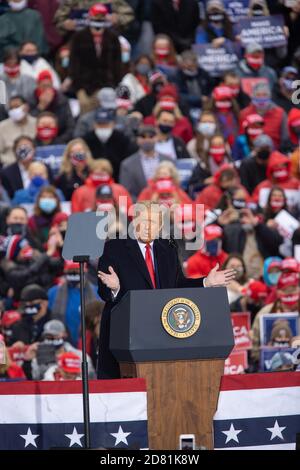 Allentown, Pennsylvania, USA. Oktober 2020. Präsident DONALD TRUMP sagt: "Russland, Russland, Russland" in Allentown, PA, am Montag, 26. Oktober 2020. Quelle: Dave Hernandez/ZUMA Wire/Alamy Live News Stockfoto