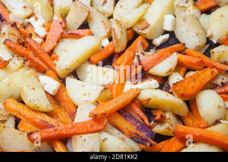 Frisch gebackene Kartoffeln mit Karotten Stockfoto