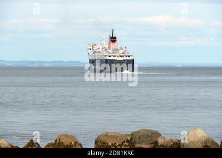 Die Caledonian MacBrayne Autofähre Caledonian Isles fährt von Arran zum Festland von Schottland, Großbritannien, Europa Stockfoto