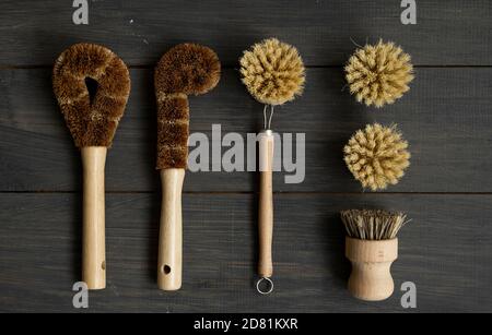 Bürstenset für Öko-Reinigung des Hauses, Waschen von Geschirr und Oberflächen ohne Chemikalien und Kunststoff. Zero Waste Küchenreinigung Konzept. Umweltfreundlich Stockfoto