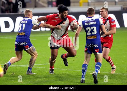 Salford Red Devils Pauli Pauli wird von St. Helens Jake Wingfield während des Betfred Super League-Spiels im Emerald Headingley Stadium in Leeds angegangen. Stockfoto