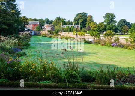 Formeller Garten innerhalb der Umfassungsmauern von Dirleton Castle in Dirleton Village, East Lothian, Schottland, Großbritannien Stockfoto