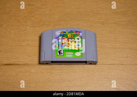 Eine Cartridge von Super Mario 64 für den Nintendo 64 auf einem Holzboden. Stockfoto