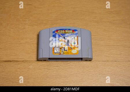 Eine Patrone von Star Wars Rogue Squadron für den Nintendo 64 auf einem Holzboden. Stockfoto