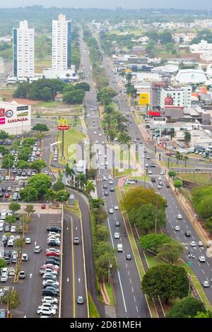 Campo Grande - MS, Brasilien - 23. Oktober 2020: Luftaufnahme des Verkehrs der Afonso Pena Avenue vor dem Einkaufszentrum Campo Grande. Höhen o Stockfoto