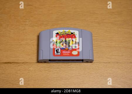 Eine Cartridge von Pokemon Snap für den Nintendo 64 auf einem Holzboden. Stockfoto