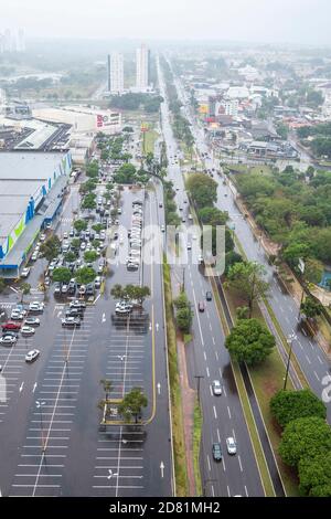 Campo Grande - MS, Brasilien - 23. Oktober 2020: Regentag an der Afonso Pena Avenue vor dem Einkaufszentrum Campo Grande. Hochs der Hauptstraße Stockfoto