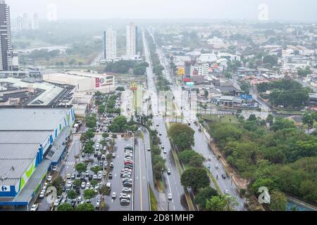 Campo Grande - MS, Brasilien - 23. Oktober 2020: Regentag an der Afonso Pena Avenue vor dem Einkaufszentrum Campo Grande. Hochs der Hauptstraße Stockfoto