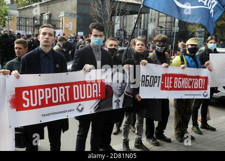 Ukrainische rechtsextreme Aktivisten halten Transparente mit der Aufschrift "Unterstützung Duda!" (Polnischer Präsident Andrzej Duda) und "Abtreibung ist Mord!" während einer Kundgebung zur Unterstützung des Gerichtsurteils vor der polnischen Botschaft in Kiew.am 22. Oktober erließ das Verfassungsgericht in Polen eine Entscheidung, dass mehr Beschränkungen der Abtreibungsrechte, die Wellen von Protesten in Polen verursacht. Stockfoto