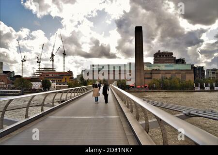 Millennium Bridge und Tate Modern, London, Großbritannien Stockfoto