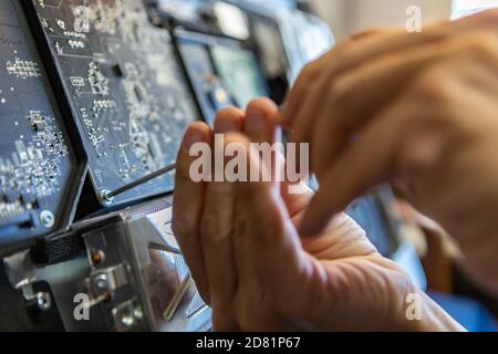 Selektiver Fokus der männlichen Techniker Hände lösen Schrauben zu analysieren Problem mit defekten Computer und beheben Sie es für einen reibungslosen Betrieb Stockfoto