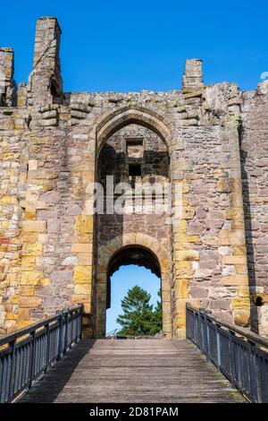 Torhaus und Eingang zum Dirleton Castle in Dirleton Village, East Lothian, Schottland, Großbritannien Stockfoto