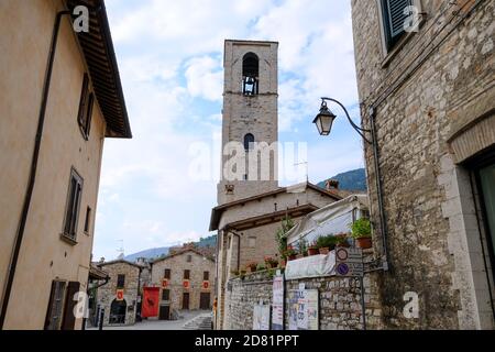 Gubbio - August 2019: Straße im Stadtzentrum Stockfoto