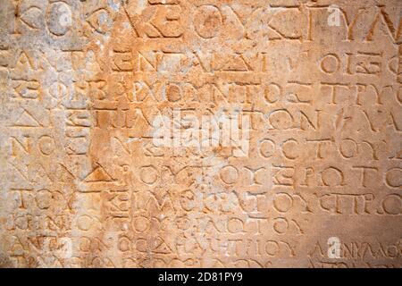 Fragment der antiken griechischen Buchstaben auf den Stein geschnitzt Stockfoto