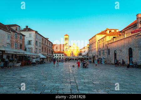 Hvar Kroatien - 17. August 2020: Hauptplatz der Stadt Hvar mit Spaziergänger. Dalmatien Region, Kroatien. Stockfoto