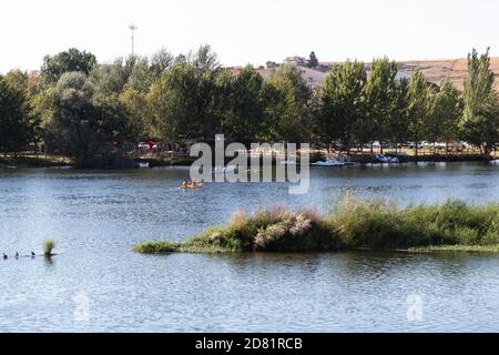 AVILA, SPANIEN - 2020. August 14: Selektives Fokusbild des Flusses Tormes in Spanien, wo Sie an einem Sommertag navigierbare Kanus sehen können Stockfoto