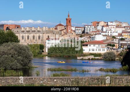 AVILA, SPANIEN - 2020. August 14: Selektiver Fokus auf den Panoramablick auf Alba de Tormes in Spanien zusammen mit seinem Fluss und Kanus mit jungen Menschen enj Stockfoto