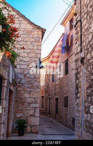 Enge alte Straße in Jelsa Stadt, Insel Hvar, Kroatien. Stockfoto