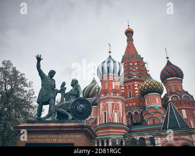 Minin und Pozharskiy Denkmal und St. Basil Kathedrale Stockfoto