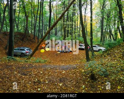 Lviv, Ukraine - 25. Oktober 2020: Freunde versammelten sich im Wald für Herbstgrill Stockfoto