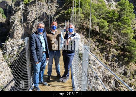 26. Oktober 2020: 26. Oktober 2020 (Canillas de Aceituno, Malaga )der große Weg von Malaga hat ab diesem Montag eine neue und spektakuläre Attraktion in der Stelle von Saltillo: Eine 50 Meter lange Brücke in einer Schlucht, die die Gemeinden Sedella und Canillas de Aceituno verbindet, und Metallstege, die mehr als hundert Meter hoch auf dem Weg liegen, der diese Gemeinden verbindet. Der Bau der Hängebrücke über den genannten Fluss Almanchares, 50 Meter lang und 1.20 Meter breit, die drittgrößte in Spanien in natürlichen Gebieten, die aus Stahl und Holz hergestellt wurde und die suspen Stockfoto