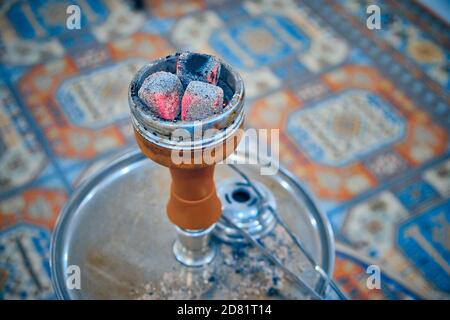 Glut auf Shisha Schüssel gegen traditionellen arabischen Stil Teppich Stockfoto