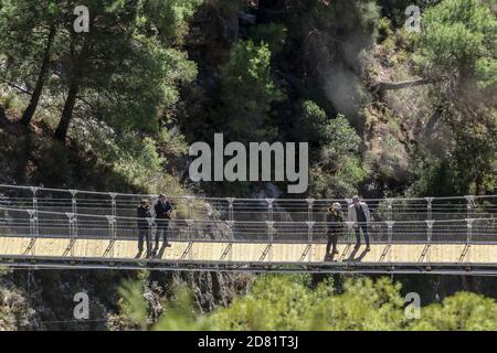 26. Oktober 2020: 26. Oktober 2020 (Canillas de Aceituno, Malaga )der große Weg von Malaga hat ab diesem Montag eine neue und spektakuläre Attraktion in der Stelle von Saltillo: Eine 50 Meter lange Brücke in einer Schlucht, die die Gemeinden Sedella und Canillas de Aceituno verbindet, und Metallstege, die mehr als hundert Meter hoch auf dem Weg liegen, der diese Gemeinden verbindet. Der Bau der Hängebrücke über den genannten Fluss Almanchares, 50 Meter lang und 1.20 Meter breit, die drittgrößte in Spanien in natürlichen Gebieten, die aus Stahl und Holz hergestellt wurde und die suspen Stockfoto