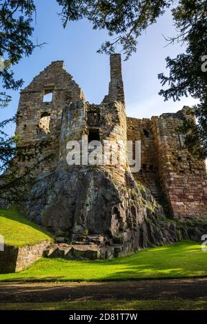 Ruinen von Keep Turret und Giebel Ende der Ruthven Unterkunft in Dirleton Castle in Dirleton Village, East Lothian, Schottland, Großbritannien Stockfoto