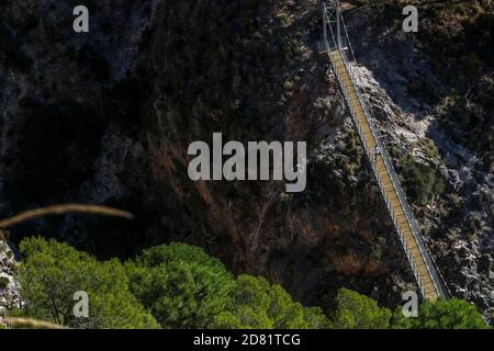 26. Oktober 2020: 26. Oktober 2020 (Canillas de Aceituno, Malaga )der große Weg von Malaga hat ab diesem Montag eine neue und spektakuläre Attraktion in der Stelle von Saltillo: Eine 50 Meter lange Brücke in einer Schlucht, die die Gemeinden Sedella und Canillas de Aceituno verbindet, und Metallstege, die mehr als hundert Meter hoch auf dem Weg liegen, der diese Gemeinden verbindet. Der Bau der Hängebrücke über den genannten Fluss Almanchares, 50 Meter lang und 1.20 Meter breit, die drittgrößte in Spanien in natürlichen Gebieten, die aus Stahl und Holz hergestellt wurde und die suspen Stockfoto