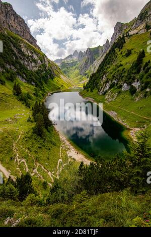 Schöne Aussicht auf den drittgrößten Bergsee des Kantons Appenzell. Der Fahlensee liegt in einem sehr engen Tal zwischen dem Berg in Bollenwees Stockfoto