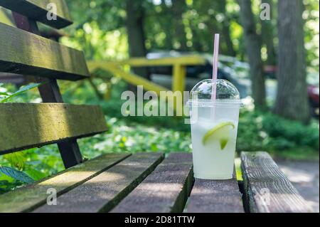 Eiskalte Limonade im klaren Glas, kaltes Getränk im heißen Sommer Stockfoto
