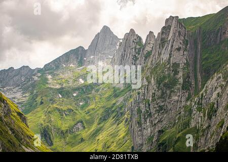 Schöne Aussicht auf den drittgrößten Bergsee des Kantons Appenzell. Der Fahlensee liegt in einem sehr engen Tal zwischen dem Berg in Bollenwees Stockfoto