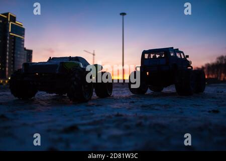 RC Auto Monster Trucks bei Sonnenuntergang des Tages Stockfoto