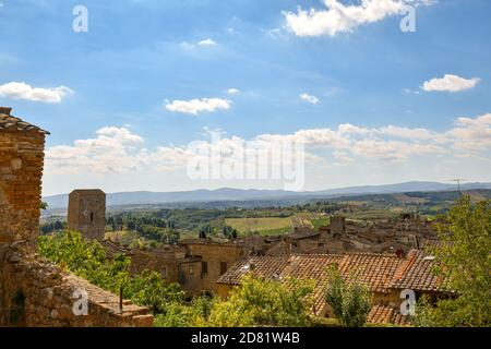 Erhöhter Blick auf die Altstadt von San Gimignano, UNESCO-Weltkulturerbe, mit dem mittelalterlichen Torre Campatelli und den toskanischen Hügeln, Toskana, Italien Stockfoto