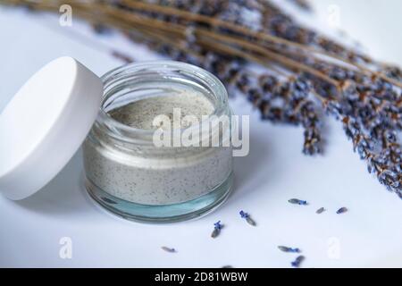Natürliche handgemachte kosmetische Creme Glas und getrocknete Lavendel Blumen, hellblauer Hintergrund. Bio-Bio-Kosmetik, Aromatherapie-Konzept Stockfoto