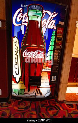 Automatisierter Theater-Soda-Spender mit einer riesigen Flasche